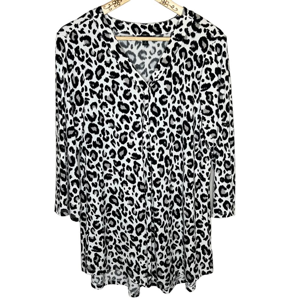 TORRID White and Black Leopard Animal Print Blouse Top Size 2 2X